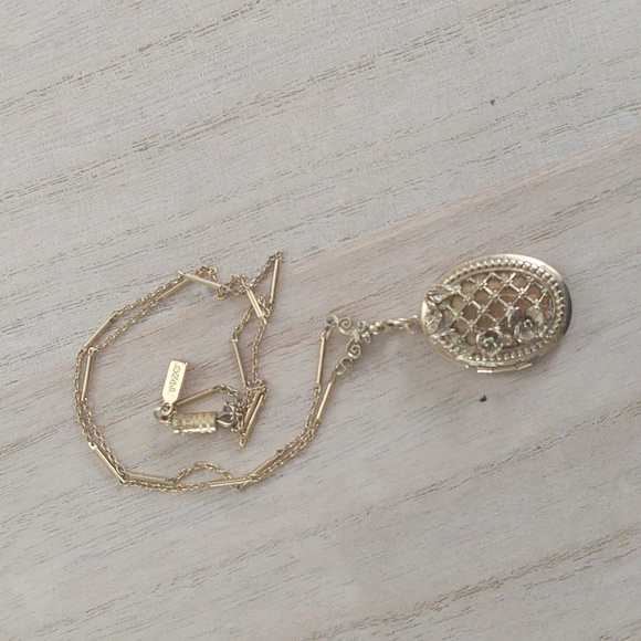 Vintage 1928 Gold Tone Locket - Picture 2 of 8